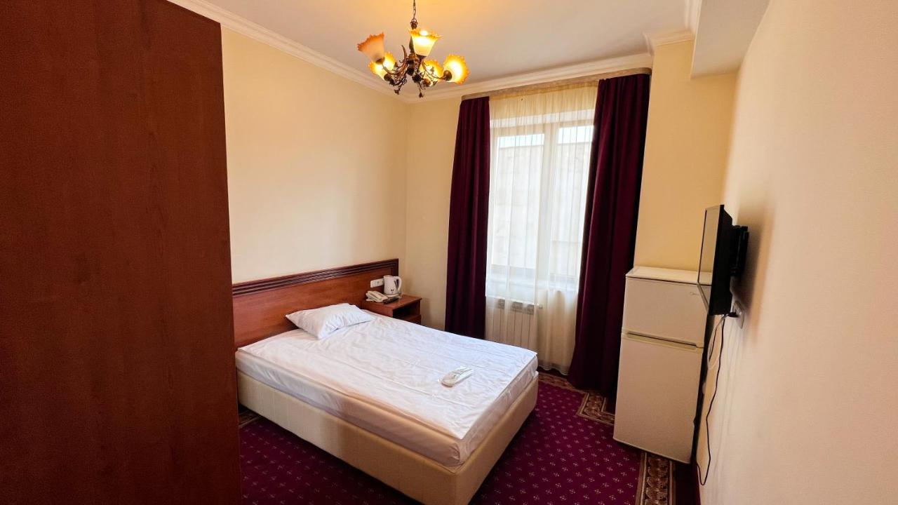 Olympavan Hotel Ереван Екстериор снимка