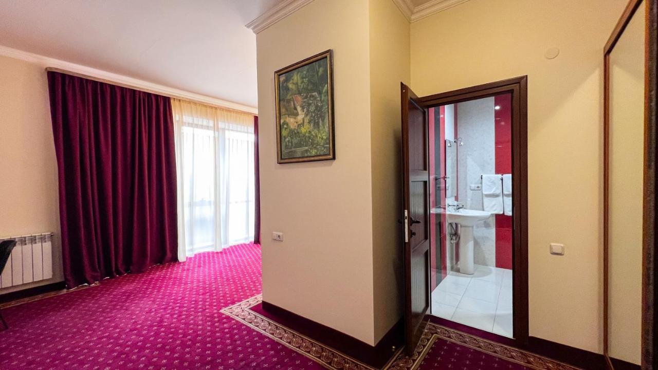 Olympavan Hotel Ереван Екстериор снимка