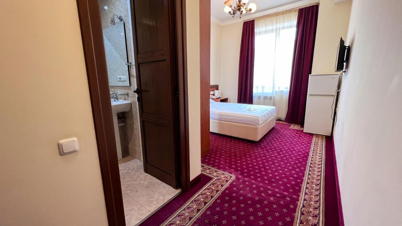 Olympavan Hotel Ереван Екстериор снимка