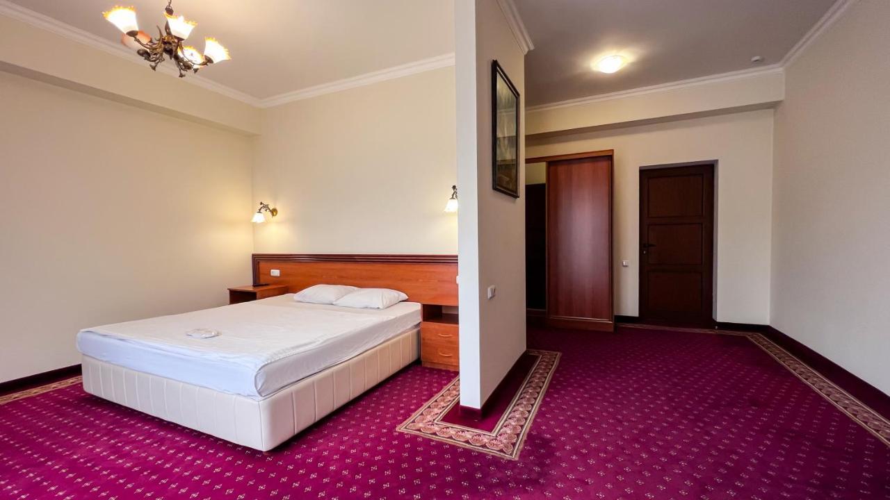 Olympavan Hotel Ереван Екстериор снимка